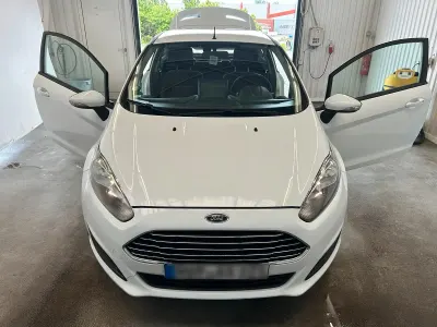 Gebraucht Ford Fiesta 75 PS (55 kW) 2012 Weiß Limousine