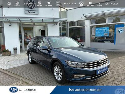 Blau (aquamarinblau metallic) Gebraucht 2023 VW Passat Business Kombi | 32.590 € (Teuer)