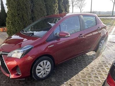 Rot Gebraucht 2015 Toyota Yaris Hybrid Limousine | 10.500 € (Fairer Preis)