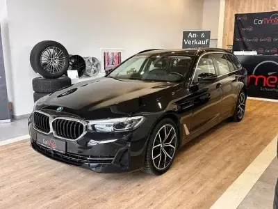 Gebraucht BMW 520 Sport Line 200 PS (147 kW) 2021 Schwarz ii/bonnet fluid black Kombi