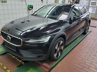 Second-hand Volvo V60 CC Plus 197 CP (144 kW) 2023 Negru Break