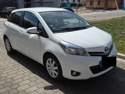 Gebraucht Toyota Yaris Life 99 PS (72 kW) 2013 Weiß Kleinwagen