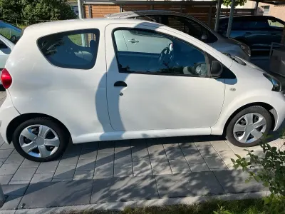 Gebraucht Toyota Aygo 68 PS (50 kW) 2009 Weiß Kleinwagen
