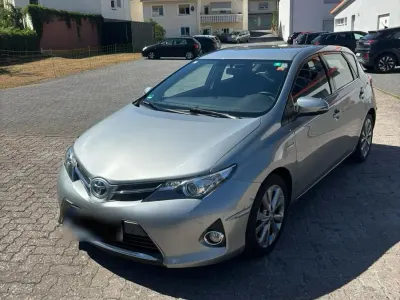 Gebraucht Toyota Auris Hybrid 136 PS (100 kW) 2013 Silber Kleinwagen