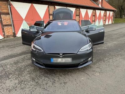 Grau Gebraucht 2017 Tesla Model S Kleinwagen | 25.000 € (Fairer Preis)