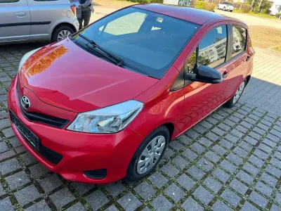 Usata Toyota Yaris 99 CV (72 kW) 2012 Rosso Utilitaria