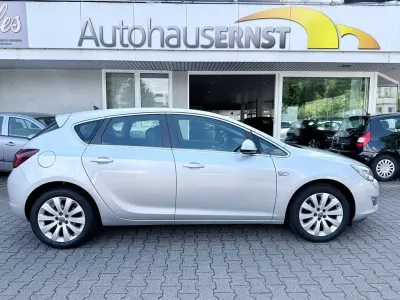 Używany Opel Astra Innovation 140 KM (102 kW) 2011 Srebrny Sedan/Limuzyna