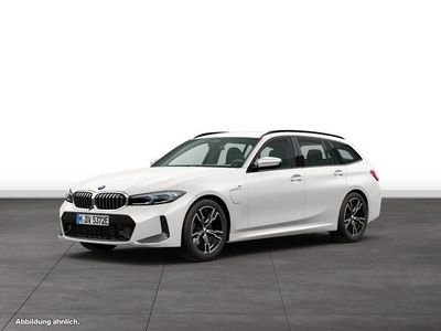 Weiß Gebraucht 2024 BMW 330e M Sport Kombi | 50.165 € (Fairer Preis)