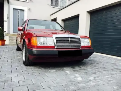 Gebraucht Mercedes E300 147 PS (108 kW) 1989 Rot Limousine