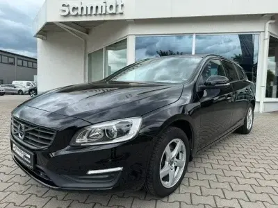 Gebraucht Volvo V60 Business Edition 150 PS (110 kW) 2015 Onyx black Kombi