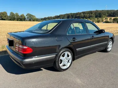 Gebraucht Mercedes E200 Classic 116 PS (85 kW) 2000 Schwarz Limousine