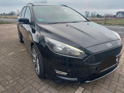 Schwarz Gebraucht 2018 Ford Focus ST-Line Limousine | 9.990 € (Guter Preis)