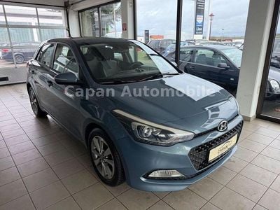 Gebraucht Hyundai i20 Intro Edition 101 PS (74 kW) 2015 Blau Limousine