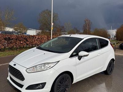 Gebraucht Ford Fiesta 101 PS (74 kW) 2013 Weiß Kleinwagen
