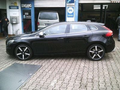 Onyx black / metallic Gebraucht 2015 Volvo V40 Momentum Kombi | 11.700 € (Fairer Preis)