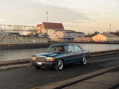 Gebraucht Mercedes 200 109 PS (80 kW) 1982 Blau Limousine