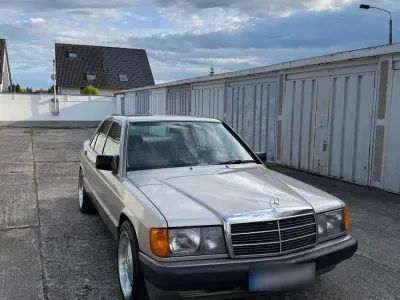 Używany Mercedes 190 118 KM (86 kW) 1990 Szary Sedan/Limuzyna