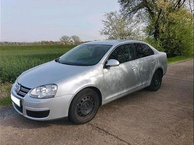 Silber Gebraucht 2009 VW Jetta Limousine | 1.000 €