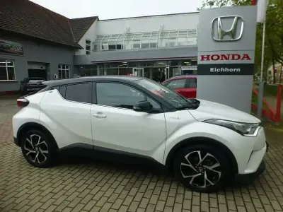 Gebraucht Toyota C-HR 122 PS (89 kW) 2017 White pearl (070)/ black (202) SUV