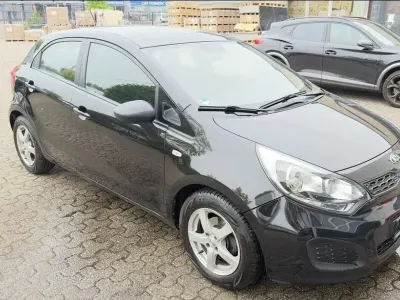Używany Kia Rio 86 KM (63 kW) 2013 Czarny Sedan/Limuzyna
