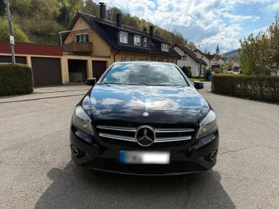 Używany Mercedes A180 122 KM (89 kW) 2012 Czarny Sedan/Limuzyna
