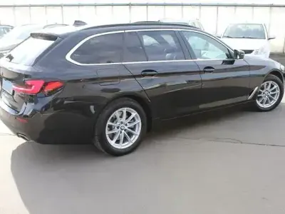 Gebraucht BMW 520 Sport Line 190 PS (139 kW) 2023 Black sapphire metallic Kombi