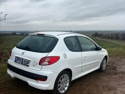 Gebraucht Peugeot 206+ 75 PS (55 kW) 2009 Weiß Kleinwagen