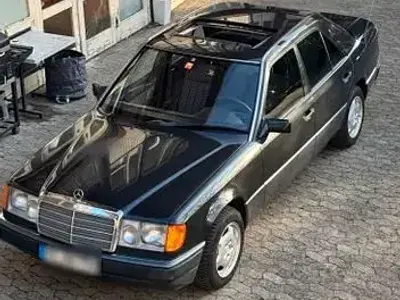 Gebraucht Mercedes E230 131 PS (96 kW) 1991 Schwarz Limousine