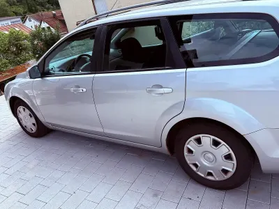 Gebraucht Ford Focus 100 PS (73 kW) 2009 Silber Kombi