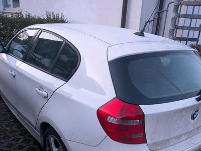 Weiß Gebraucht 2009 BMW 118 Kleinwagen | 5.200 € (Fairer Preis)