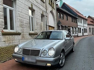 Silber Gebraucht 2000 Mercedes E280 Limousine | 2.600 € (Fairer Preis)