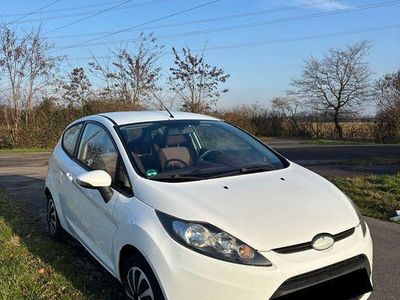 Weiß Gebraucht 2009 Ford Fiesta Limousine | 2.200 € (Fairer Preis)