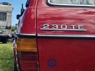 Gebraucht Mercedes 230 136 PS (100 kW) 1984 Rot Kombi