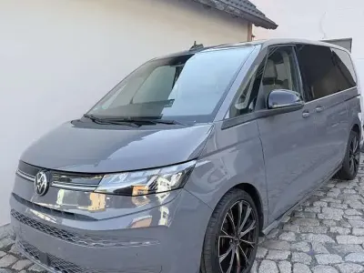 Gebraucht VW Multivan Life 150 PS (110 kW) 2023 Pure grey Van / Kleinbus