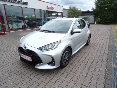 Gebraucht Toyota Yaris Hybrid Club 116 PS (85 kW) 2020 Silber Limousine