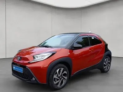 Gebraucht Toyota Aygo X Play 72 PS (52 kW) 2025 Chili red perleffekt/dach myst SUV