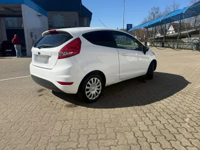 Gebraucht Ford Fiesta 85 PS (62 kW) 2009 Weiß Kleinwagen