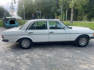 Gebraucht Mercedes 200 60 PS (44 kW) 1982 Weiß Limousine