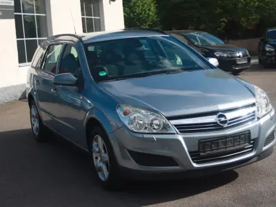 Używany Opel Astra Edition 140 KM (102 kW) 2007 Srebrny Sedan/Limuzyna