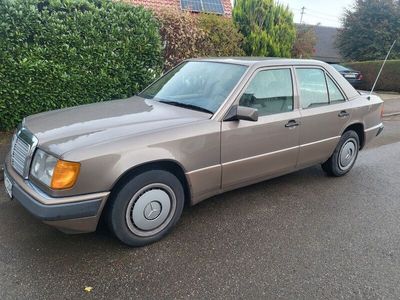 Gebraucht Mercedes E230 136 PS (100 kW) 1990 Braun Limousine