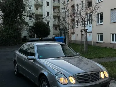 Gebraucht Mercedes E200 163 PS (119 kW) 2003 Silber Limousine