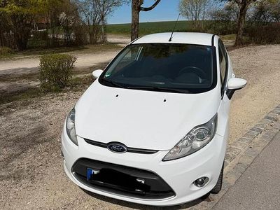 Gebraucht Ford Fiesta 95 PS (69 kW) 2012 Weiß Kleinwagen