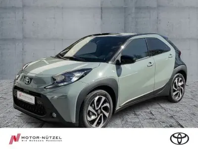 Neu Toyota Aygo X 72 PS (52 kW) 2025 Grün SUV