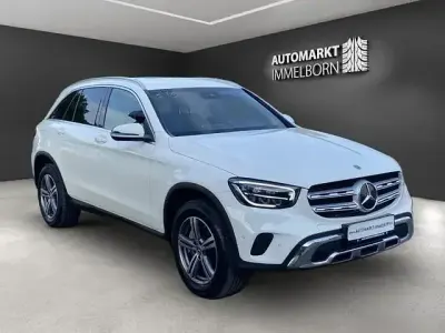 Używany Mercedes GLC300e 320 KM (235 kW) 2022 Biały SUV