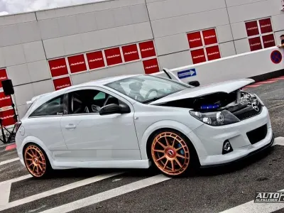 Gebraucht Opel Astra Edition 300 PS (220 kW) 2008 Weiß Limousine