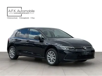Second-hand VW Golf VIII Life 131 CP (96 kW) 2023 Negru Berlinǎ