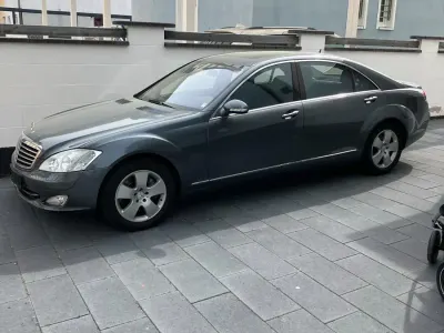 Używany Mercedes S500 387 KM (284 kW) 2006 Szary Sedan/Limuzyna