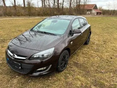 Używany Opel Astra Active 140 KM (102 kW) 2013 Brązowy Sedan/Limuzyna