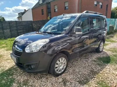 Używany Opel Combo Selection 95 KM (69 kW) 2018 Czarny Minivan