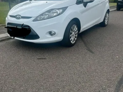 Gebraucht Ford Fiesta 82 PS (60 kW) 2011 Weiß Kleinwagen
